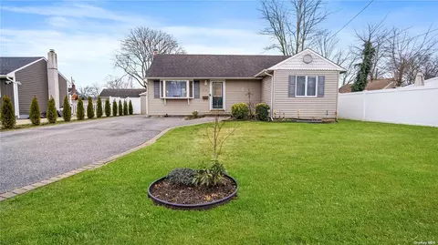 510 Trolley Line Rd, Babylon, NY 11702
