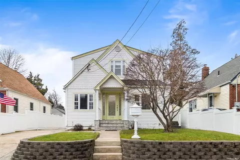 315 Kalb Pl, Franklin Square, NY 11010