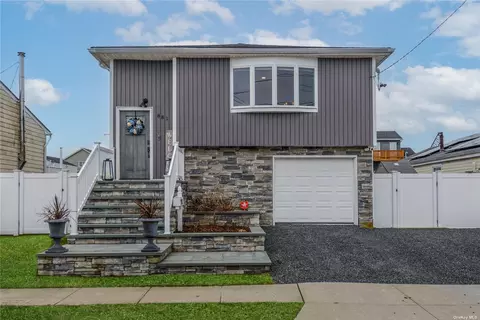 881 S 6th St, Lindenhurst, NY 11757