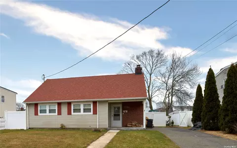 8 Mckinley St, Copiague, NY 11726