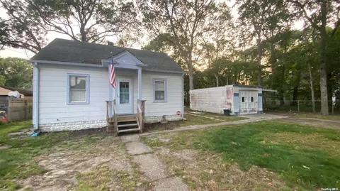 50 Montgomery Ave, Mastic, NY 11950