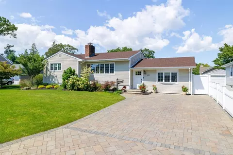 27 Chestnut St, Massapequa, NY 11758