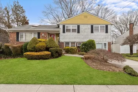 16 Agatha Dr, Plainview, NY 11803