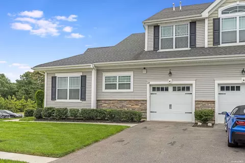 24 Willow Dr #24, Coram, NY 11727