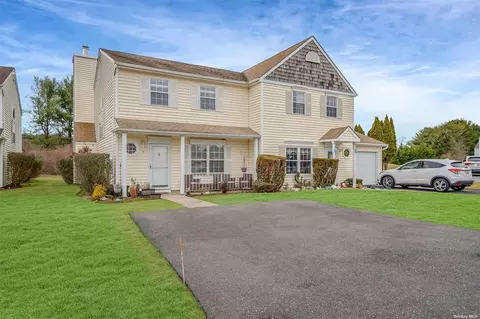 7 Thrush Path #7, Coram, NY 11727