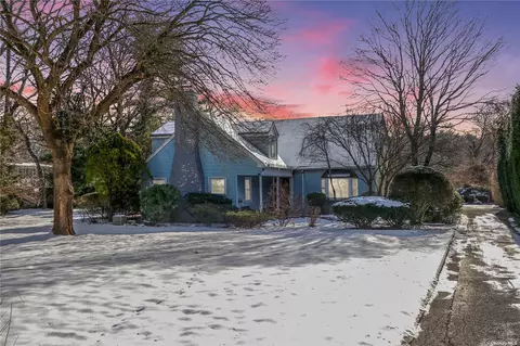 27 Fox Hollow Ln, Old Westbury, NY 11568