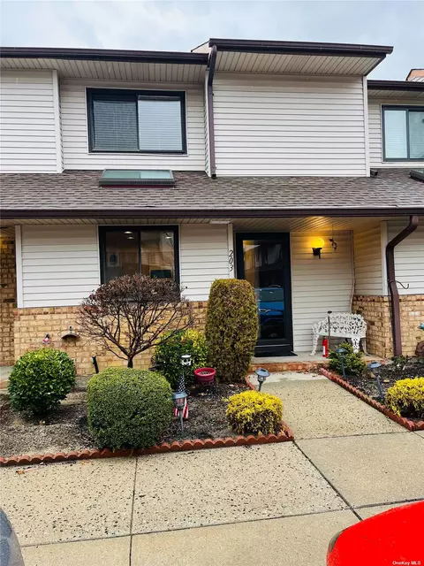 203 Poplar Ct #203, Wantagh, NY 11793