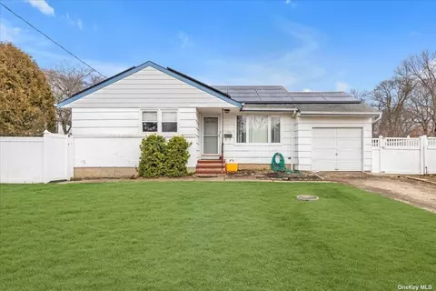 133 W 19th St, Huntington Station, NY 11746