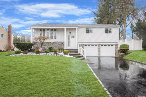 12 Stuyvesant Ln, Smithtown, NY 11787