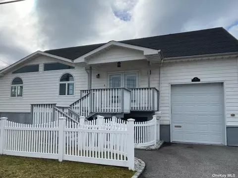 844 Granada Pkwy, Lindenhurst, NY 11757