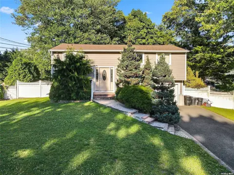 9 Fury Dr, Selden, NY 11784