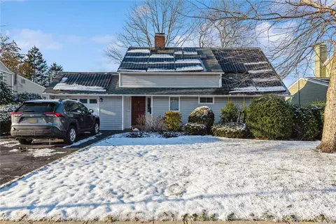 31 Eden Ln, Levittown, NY 11756