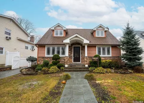 1421 Meadowbrook Rd, Merrick, NY 11566
