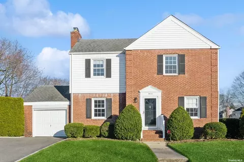 11 College Pl, Garden City, NY 11530