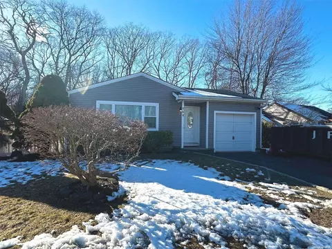 690 N Ocean Ave, Patchogue, NY 11772