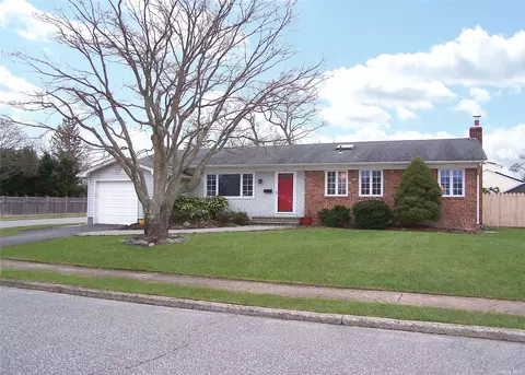 54 Regina Dr, Sayville, NY 11782