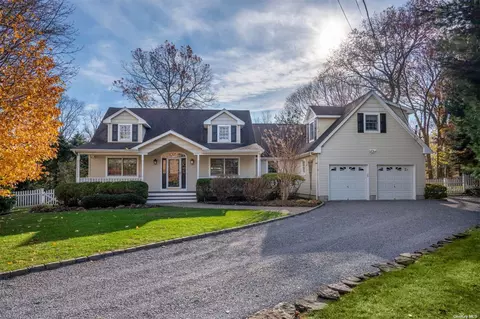 40 Trainer Ct, Huntington, NY 11743