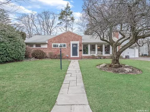 61 Highfield Ln, East Hills, NY 11577