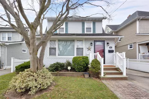 26 Windsor Pl, Lynbrook, NY 11563