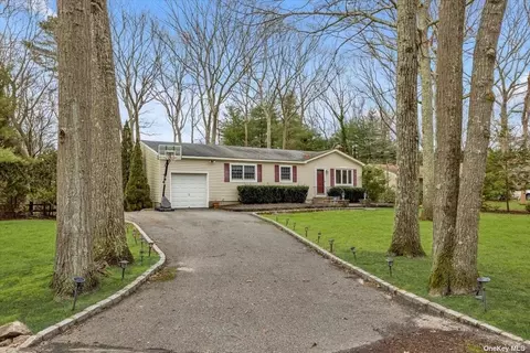86 Sunny Line Dr, Calverton, NY 11933