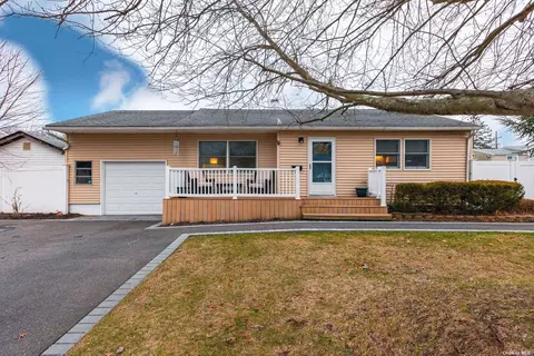 1031 Thompson Dr, Bay Shore, NY 11706