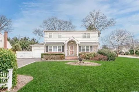 342 Nursery Ln, Westbury, NY 11590