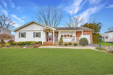 28 Beacon Ln, East Northport, NY 11731