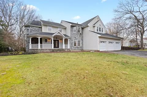 8 Graduate Ct, Setauket, NY 11733