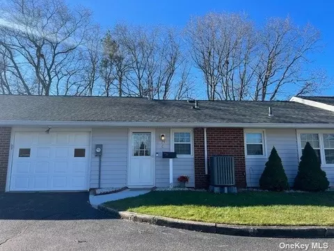 29 Trent Ct #C, Ridge, NY 11961