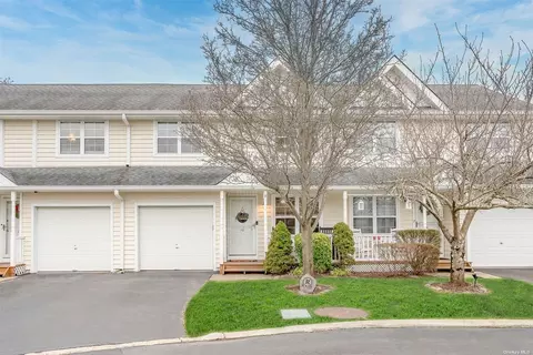 10 Clubhouse Cir #10, Central Islip, NY 11722