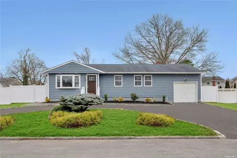 54 Park Pl, Copiague, NY 11726