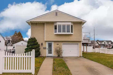 359 Little East Neck Rd S, Babylon, NY 11702