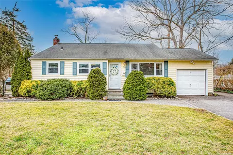 10 Wadsworth Pl, Smithtown, NY 11787