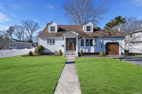 1110 Namdac Ave, Bay Shore, NY 11706