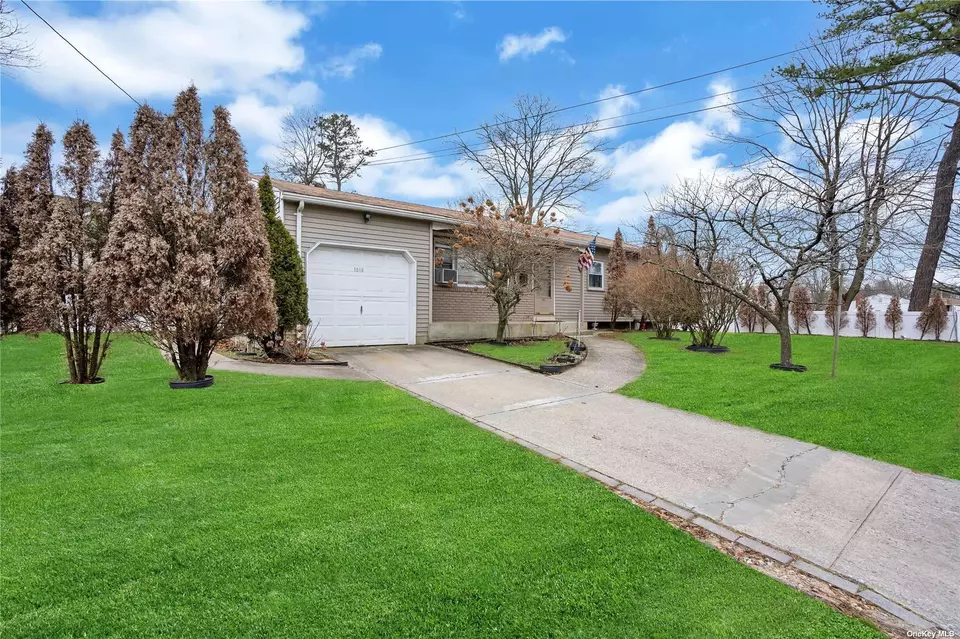 1050 Karshick St, Bohemia, NY 11716 31 Photos Movoto