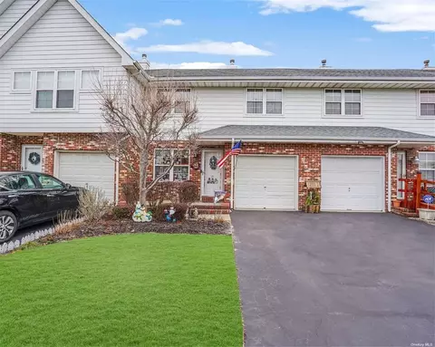 21 Broadlawn Dr #21, Central Islip, NY 11722