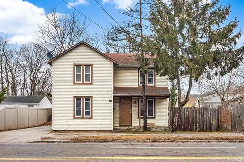 165 5th Ave, Bay Shore, NY 11706