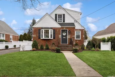 675 2nd Pl, Garden City South, NY 11530
