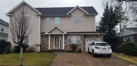 33 Peter Ln, Plainview, NY 11803