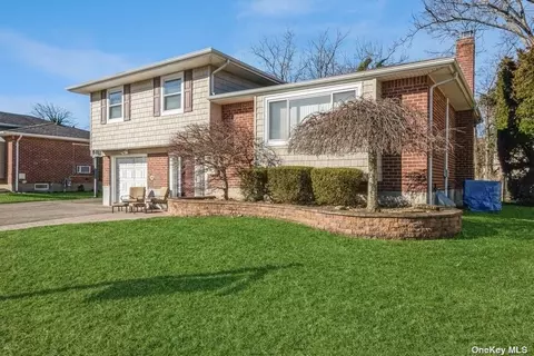 70 Stephen Dr, Plainview, NY 11803