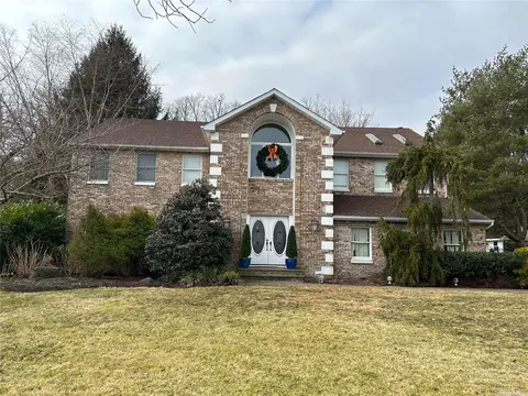 18 Neel Ct, Sayville, NY 11782