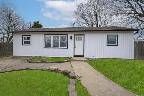 39 Willow St, Central Islip, NY 11722