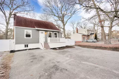 20 Park Ln, Middle Island, NY 11953