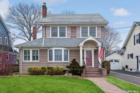 79 Linden St, Rockville Centre, NY 11570