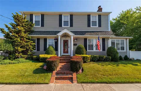 121 Rutland Ave, Rockville Centre, NY 11570
