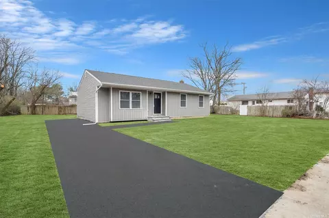 18 Jackson St, East Farmingdale, NY 11735