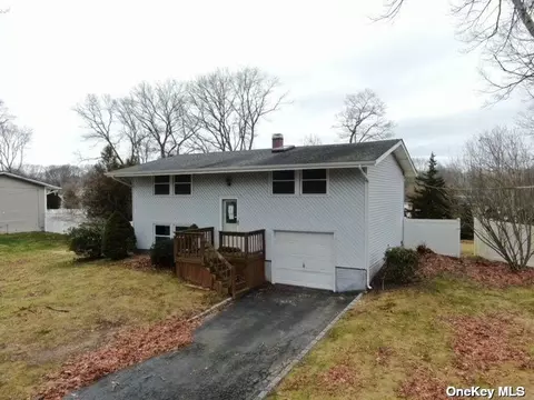 9 Stalker Ln, East Setauket, NY 11733
