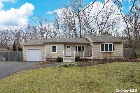 17 Arnold Dr, Middle Island, NY 11953