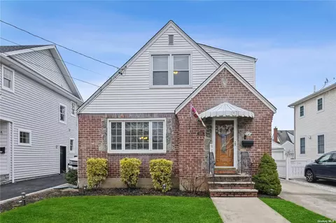 109 Irving Ave, Floral Park, NY 11001