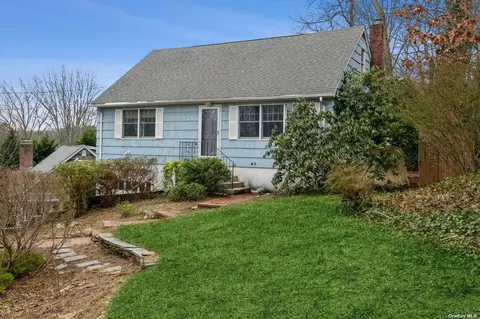 21 Tuscarora Dr, Centerport, NY 11721